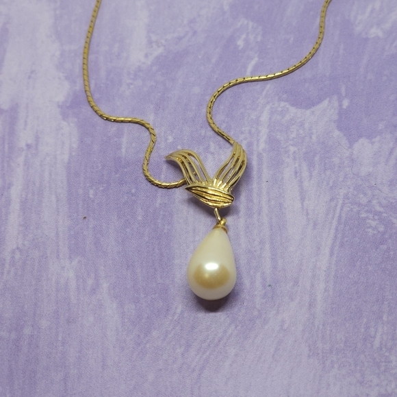 Richelieu Simple Gold Tone Teardrop Pearl Necklace - Picture 2 of 5
